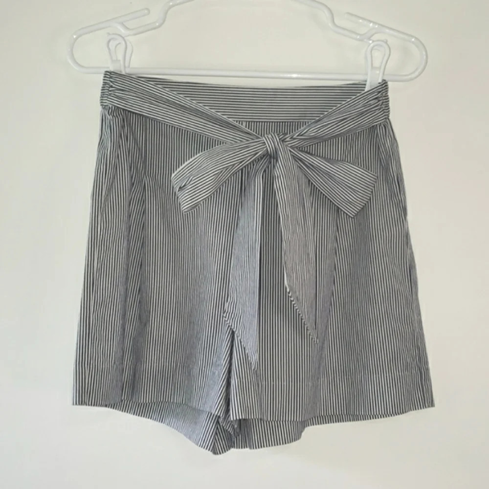J. CREW Shorts Pull on Short Womens 4 Blue White Pinstripes Elastic Waist w/ Tie